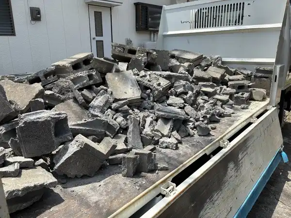 撤去されたブロック塀のがら