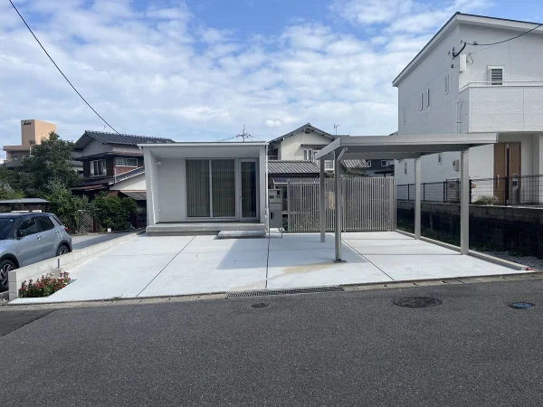 新築外構の参考例。コンクリートの駐車場にカーポートを設けた